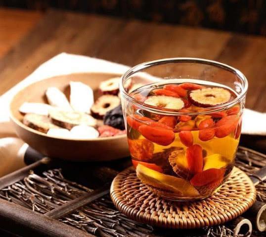 保温杯里泡枸杞别熬夜伤身体,上班保温杯里泡枸杞