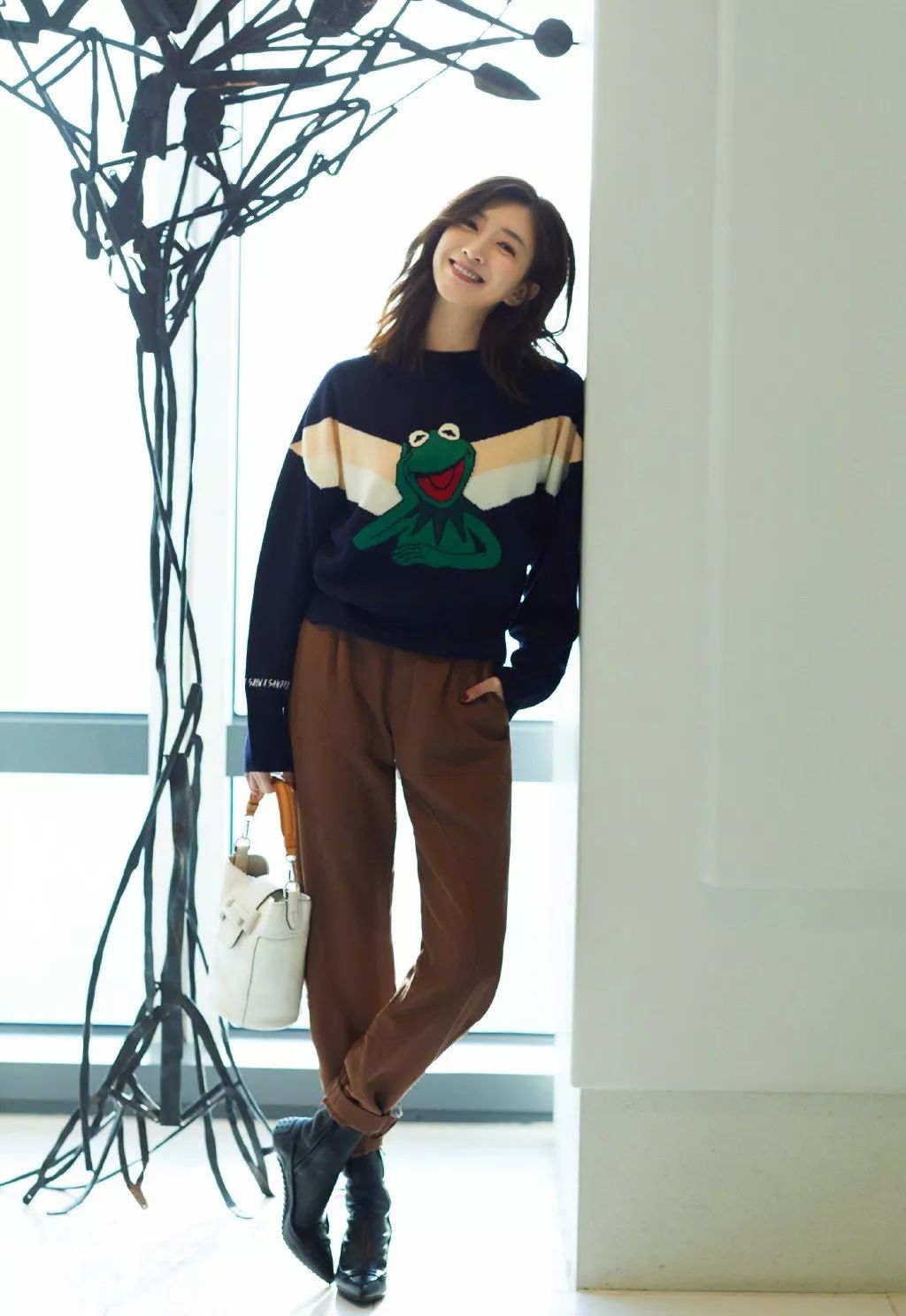 江疏影穿搭日常,照片中的江疏影身穿拼接格子衬衫