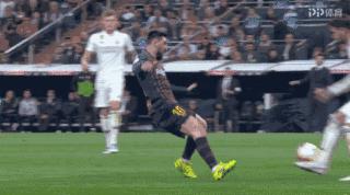 巴萨一肘干翻拉莫斯,以牙还牙霸气反击