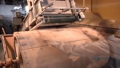 铅笔上面那块废柴橡皮为什么容易把纸擦破？