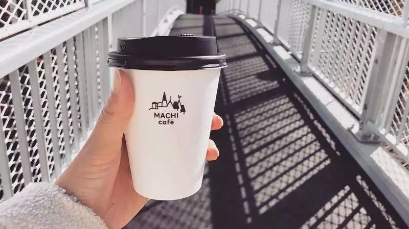 向上掀还是往下压？怎样才是外带咖啡杯盖的正确打开方式？