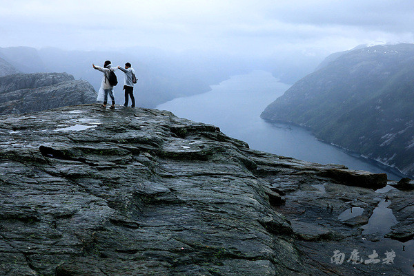 你敢站在悬崖边拍视频吗,你敢站在房顶边缘吗