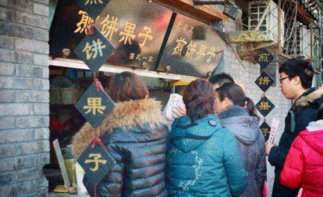 老太太卖煎饼月入三万,月入三万煎饼