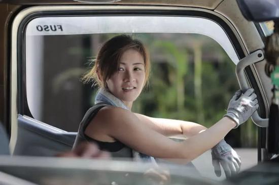 最美搬运工一夜爆红,香港最美搬运工朱芊佩与谭咏麟