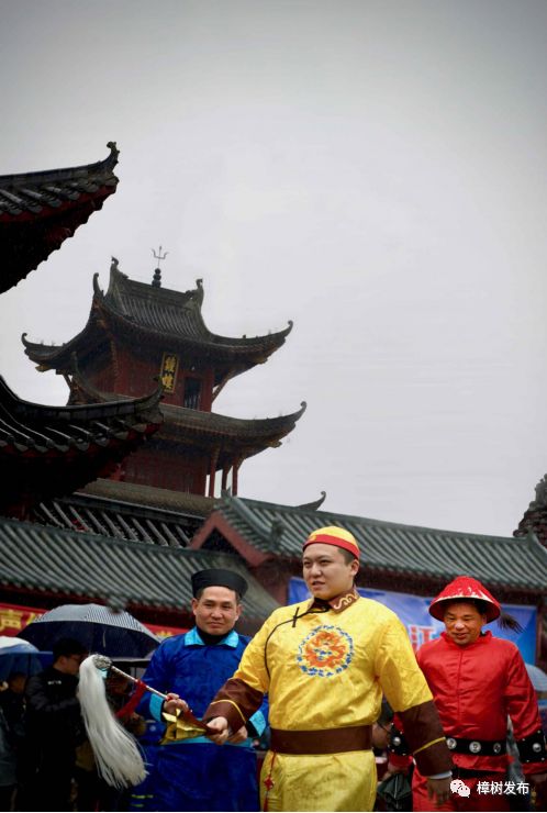 一位临江游子的故乡情：烟雨临江