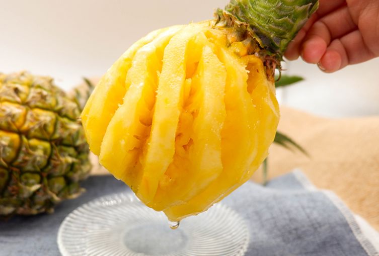 云南香水小菠萝当季现摘新鲜水果,云南河口山坡上的野菠萝