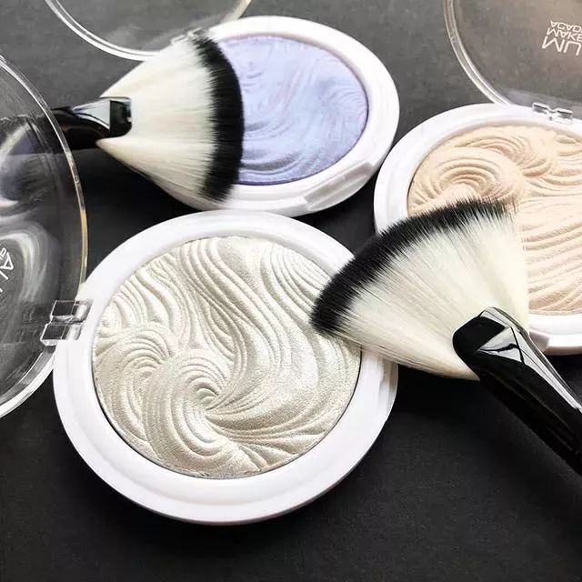 谈美妆|金小小妹靠彩妆成最年轻亿万富翁？-小众彩妆种草贴