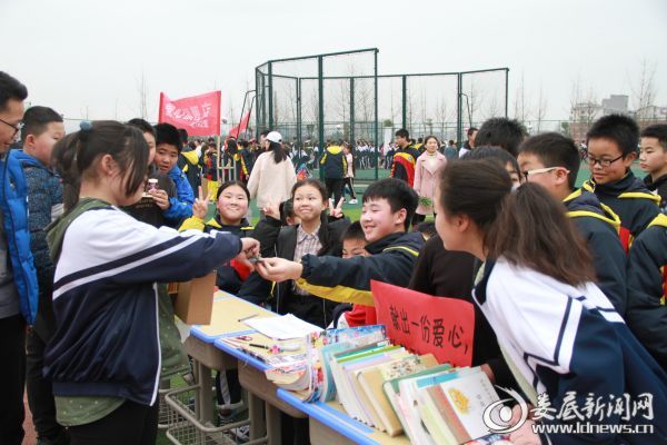 学雷锋日爱心义卖活动通知,雷锋精神燃起来爱心义卖暖校园