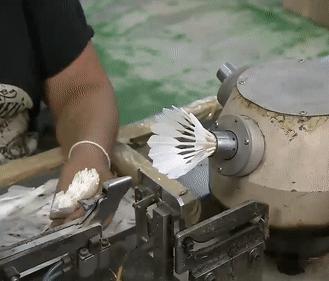 羽毛球是用什么毛来做的,羽毛球一般是什么羽毛做的