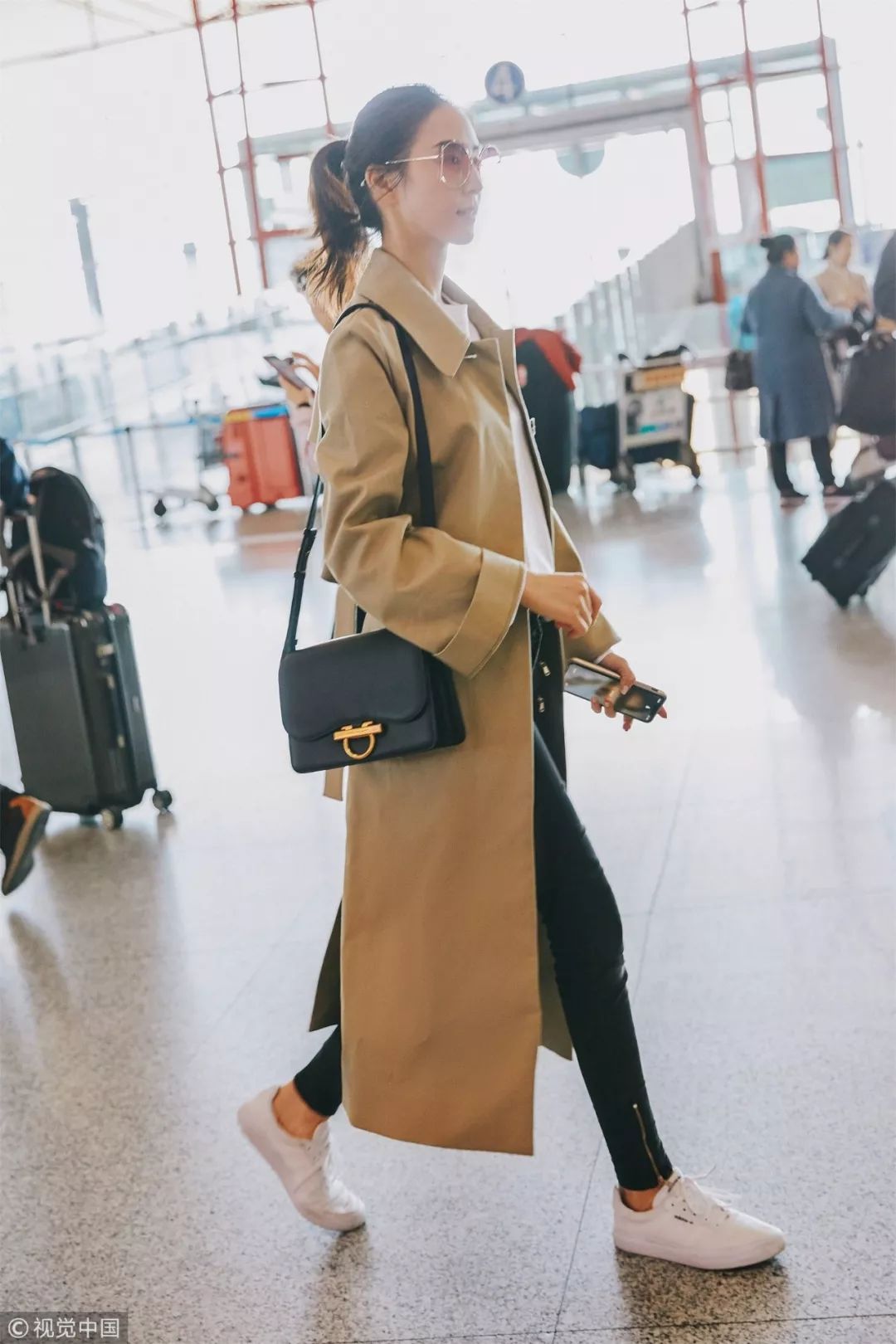 机场街拍谁赢?懂旧衣新穿的才是时髦精
