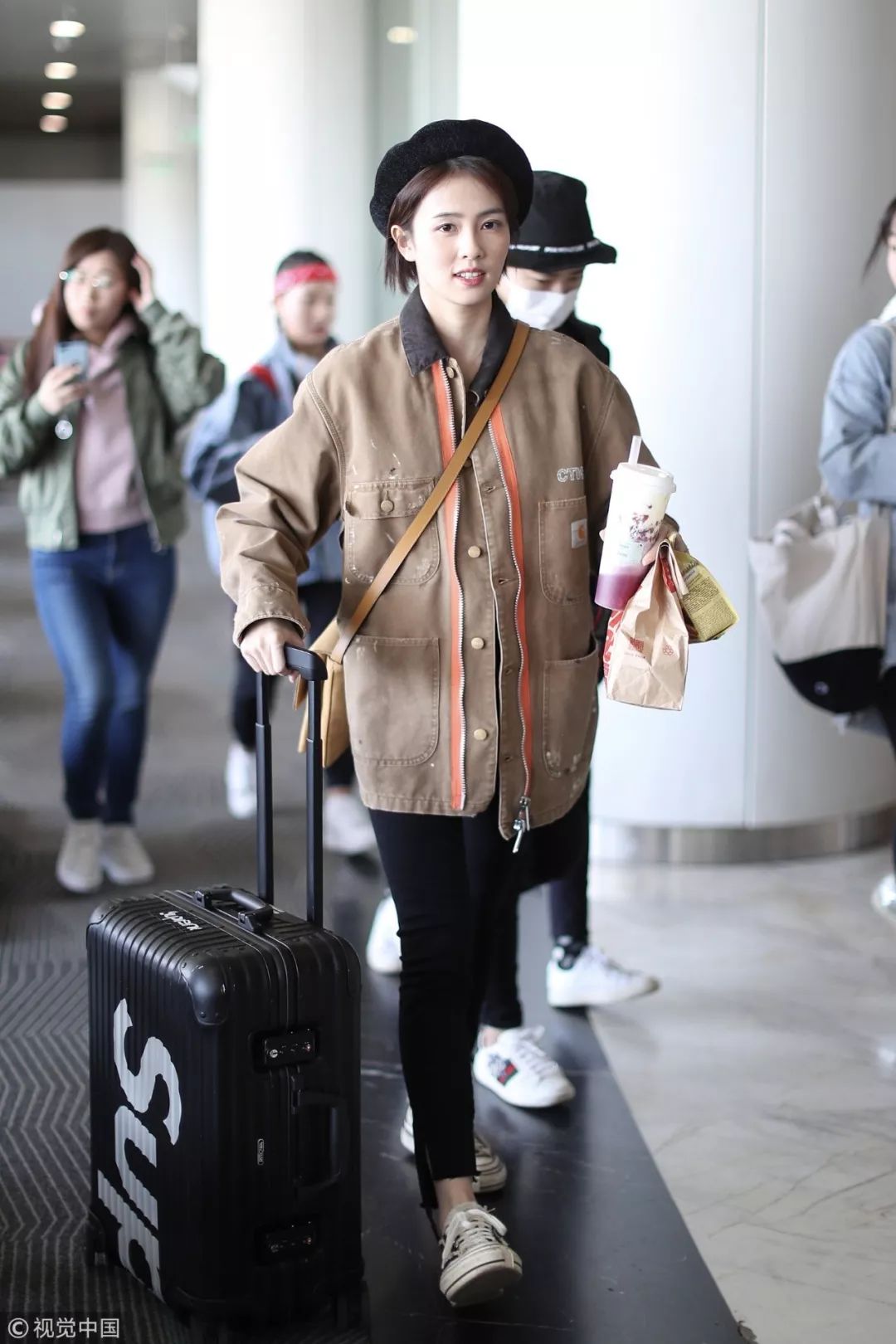 机场街拍谁赢?懂旧衣新穿的才是时髦精