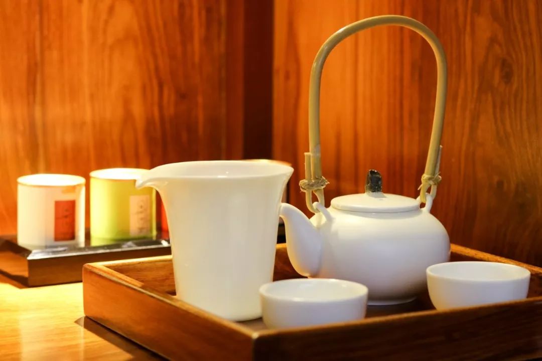 摇船前往酒店，睡在百花深处|杭州最仙儿的打开方式叫紫萱！