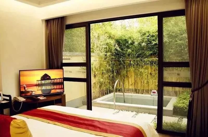 只要¥488元，珠光御景温泉美食酒店随你浪！温泉SPA+自助餐+精美下午茶+龙归寨门票~周末通用！