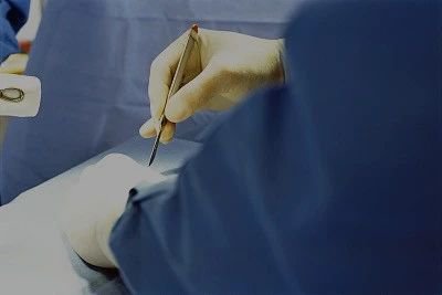 大连男子冒充医生骗钱,男生被抓去做变性手术事件新闻