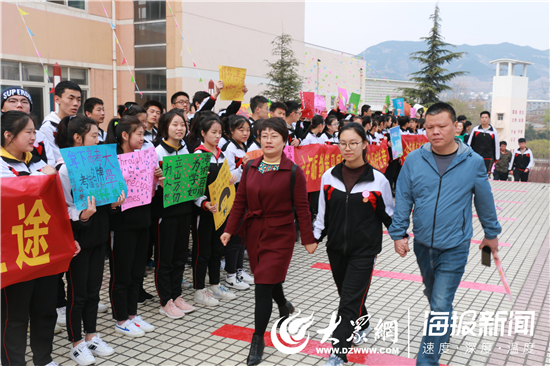 万杰朝阳学校20周年,万杰朝阳学校成人礼