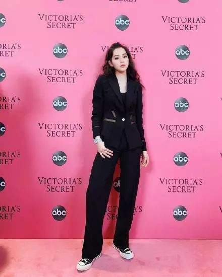 匡威帆布鞋经典款如何,如何鉴别匡威高帮帆布鞋的真伪