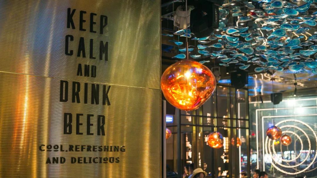 4折从四川吃到广东！我左手拿麦，右手啤酒，在这个“千面餐厅”里嗨到凌晨？