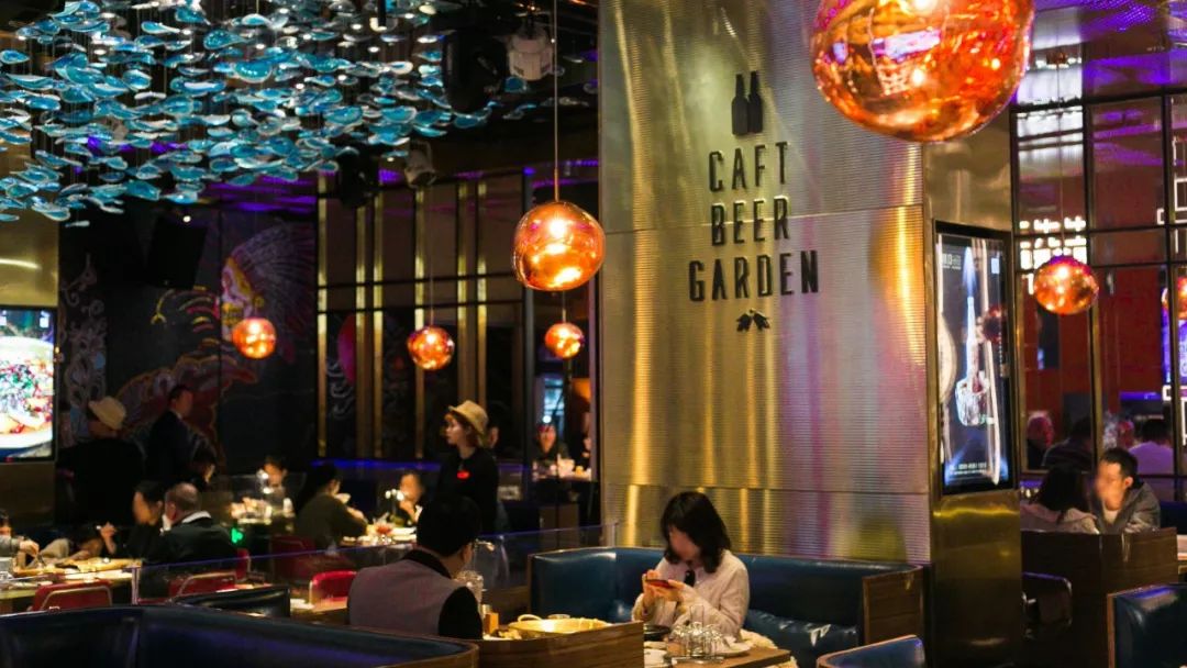 4折从四川吃到广东！我左手拿麦，右手啤酒，在这个“千面餐厅”里嗨到凌晨？