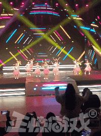 正经GIF囧图:女人不要和男人比骚,地铁上的泳装让人把持不住