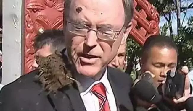 逛超市忘带钱，背后传来声音“这账我来结！”回头一看竟是总理…