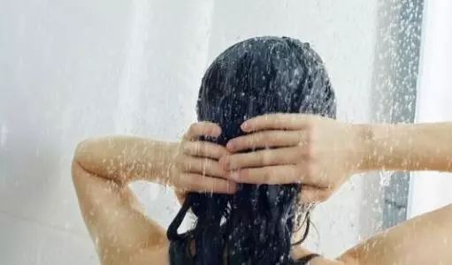 头皮屑多怎么办教你一招解决,头皮屑多怎么办教你一招