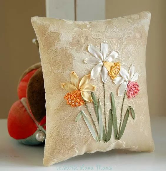 抱枕买个纯色的就够，这样缝几针，要多美有多美！