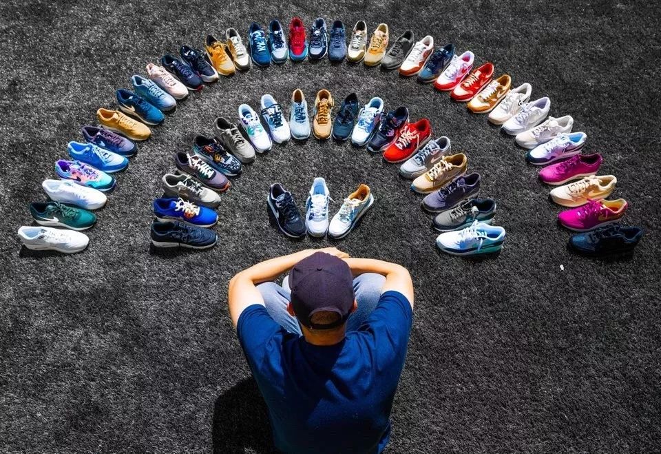 为什么同一款鞋子售价不一样,为什么同一款鞋子有那么多款式