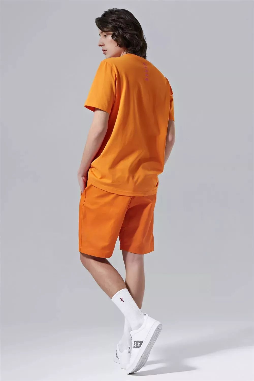 为什么同一款鞋子售价不一样,为什么同一款鞋子有那么多款式