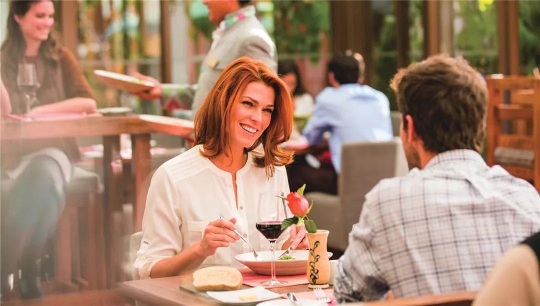 从此，LV不仅可以用来背，还可以用来睡…