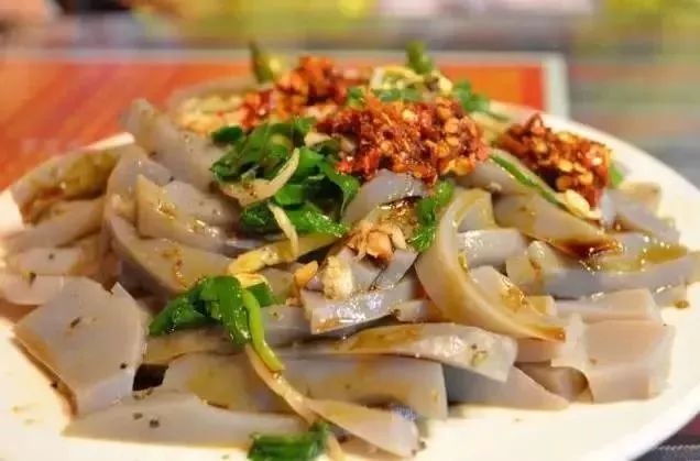 丽江这家靠着一碗鸡豆凉粉登上纽约时报的34年老店，何洁柳岩华少都赞不绝口……