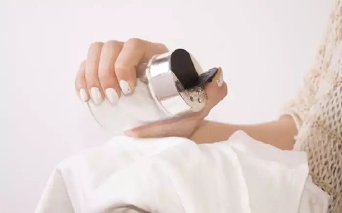 衣服发黄用什么漂白剂比较好,用漂白剂把白色衣服漂黄了怎么办