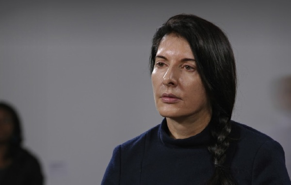 艺术家玛丽亚·阿布拉莫维奇,行为艺术玛丽娜阿布拉莫维奇