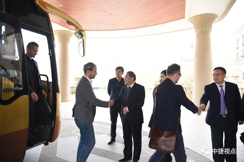 热烈欢迎斯洛伐克商务代表团来我区访问——我区举行中斯企业合作洽谈会