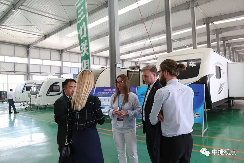 热烈欢迎斯洛伐克商务代表团来我区访问——我区举行中斯企业合作洽谈会