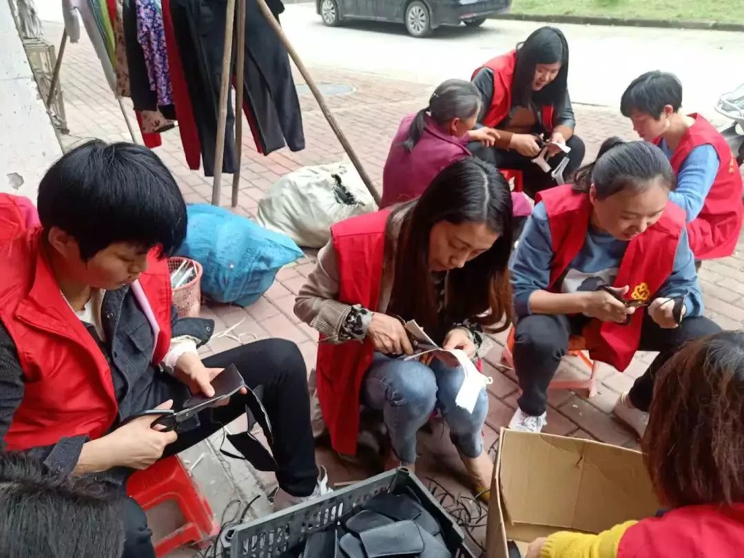 在厂里做小生意,在小工厂工作