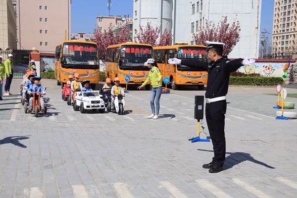 小学生交警手势操口令版镜面,小交警手势操