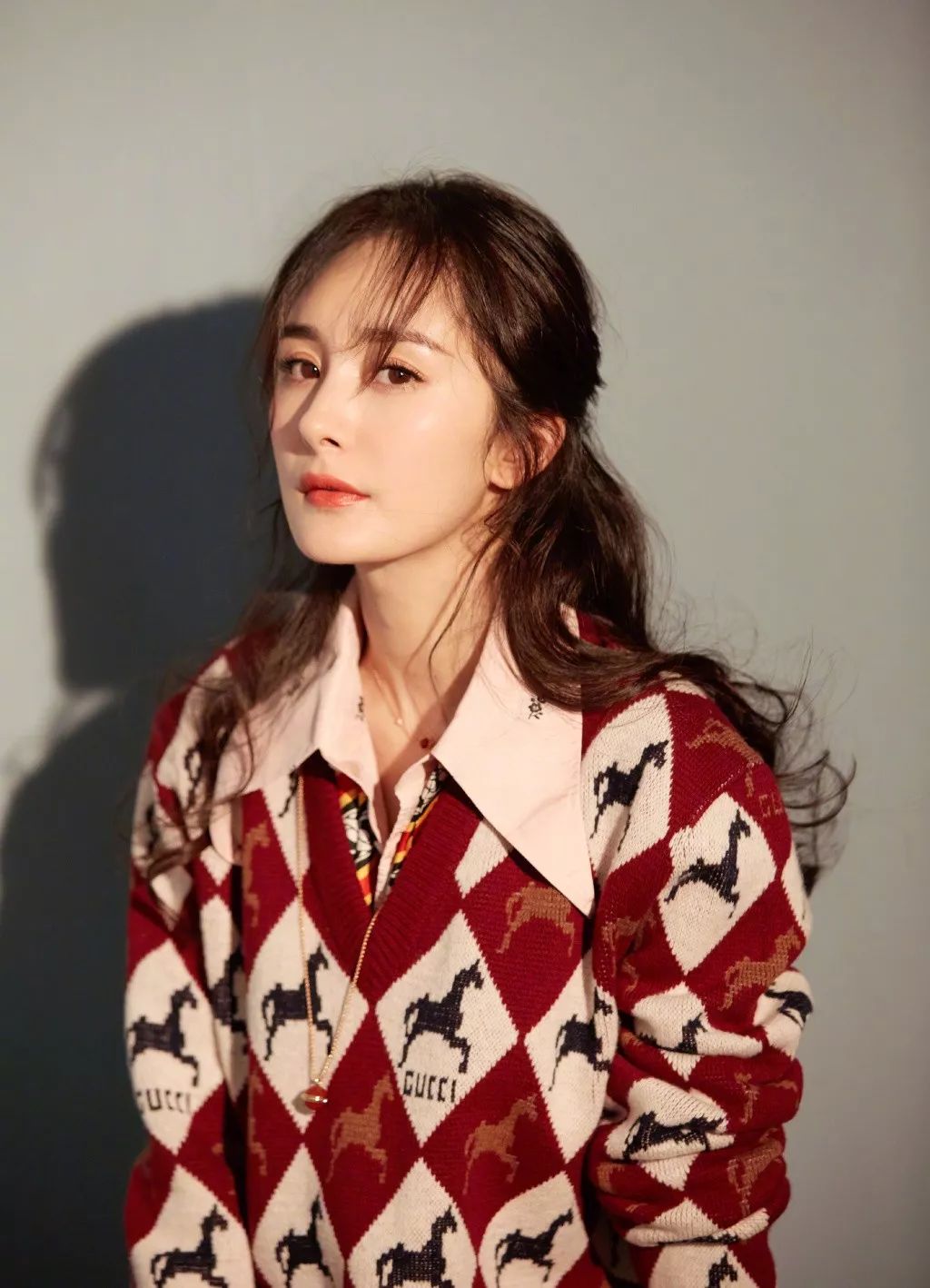 吴宣仪穿深v长裙,吴宣仪深v长裙