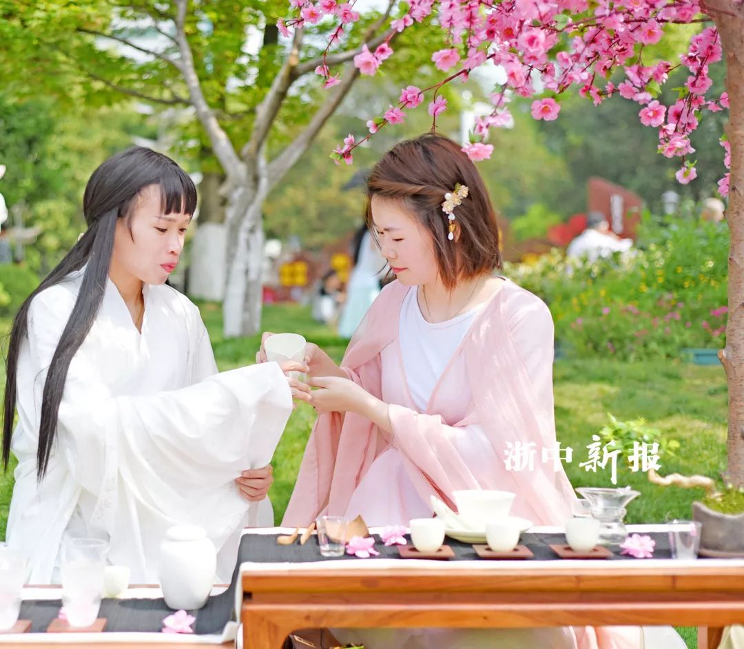 来杯谷雨茶？爱喝茶的小姐姐颜值都不低哟！