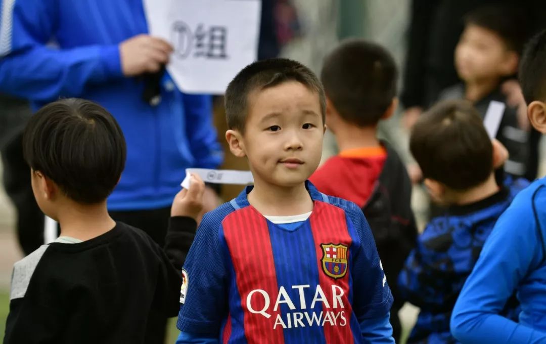 生日会的热闹没赶上？还有好戏！根伟送签名足球啦，来留言吧！