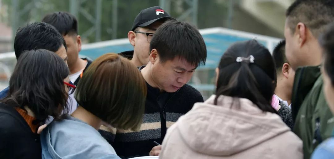 生日会的热闹没赶上？还有好戏！根伟送签名足球啦，来留言吧！