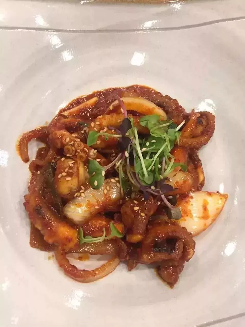 她连续三年，走遍大半个韩国学习传统泡菜，改良后的泡菜，要排单一个星期以上才能买到！