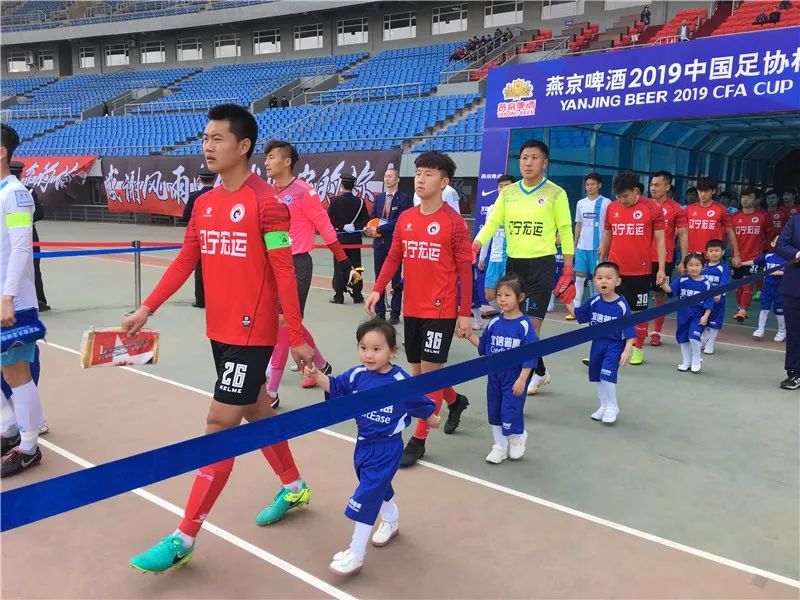 成都蓉城主场比赛球童,足球比赛开场球童手拉手视频