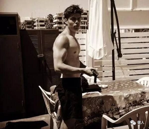 王子靠半裸照火了？原来他才是皇室最有料的小鲜肉...