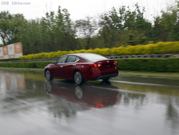 天籁雨天高速稳不稳,21款天籁自吸加满油跑600公里
