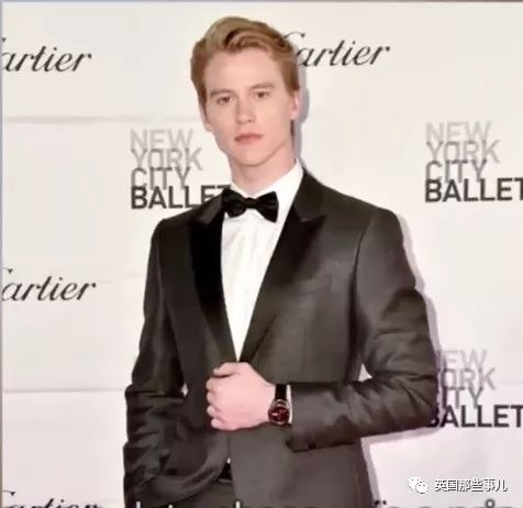 进到殿堂级芭蕾舞团，她两年来的私密照都被男友发到了福利群...