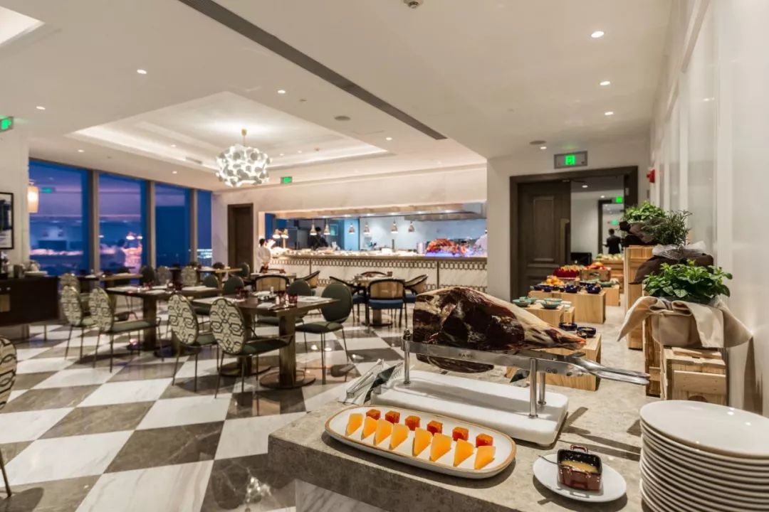 在重庆之巅，住云端奢居吃米其林大餐，刷新山城奢华新高度！