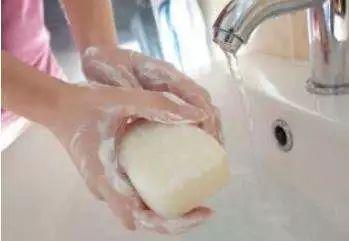 凌晨3点小女孩街头边跑边哭,江苏一女童深夜惊醒哭喊