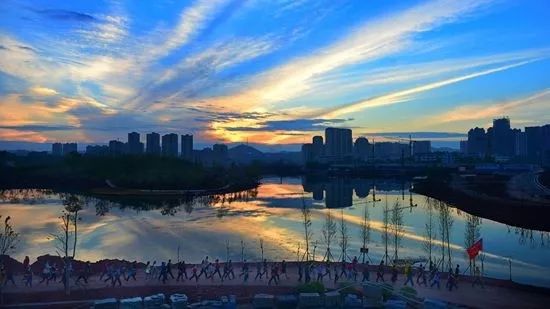 不必远行自有风景,不必远行在家度假