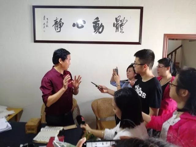 记者采访现场践行四力,全国融媒体践行四力