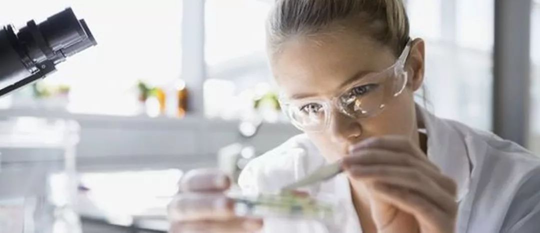 20岁出头应该拥有多少钱,20岁只有一万块正常吗